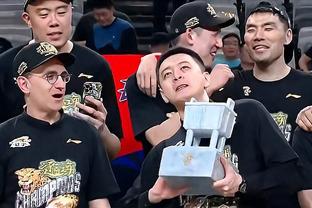 球迷扔金币巧克力抗议！日本球员捡起来吃了